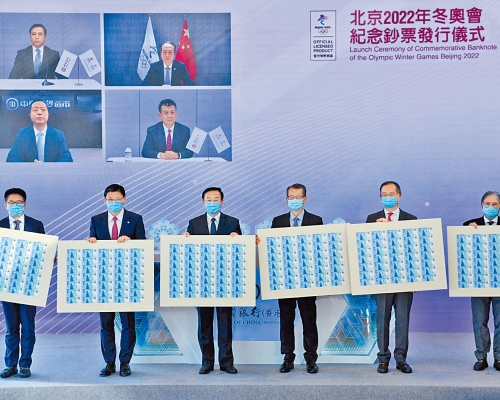 中銀副董事長兼總裁孫煜（左二）、金管局總裁余偉文（右二）、財政司司長陳茂波（右三）在發行儀式上合照。