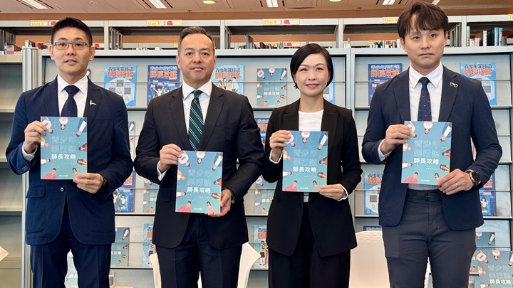 警務處處長周一鳴(左二)、警務處公共關係部(傳媒聯絡及支援)署理高級警司吳翠婷(右二)、香港青年協會副總幹事陳文浩(左一)、香島中學老師朱國傑(右一)介紹新一冊《青少年罪行誌•師長攻略》。 警務處處長周一鳴(左二)、警務處公共關係部(傳媒聯絡及支援)署理高級警司吳翠婷(右二)、香港青年協會副總幹事陳文浩(左一)、香島中學老師朱國傑(右一)介紹新一冊《青少年罪行誌•師長攻略》。