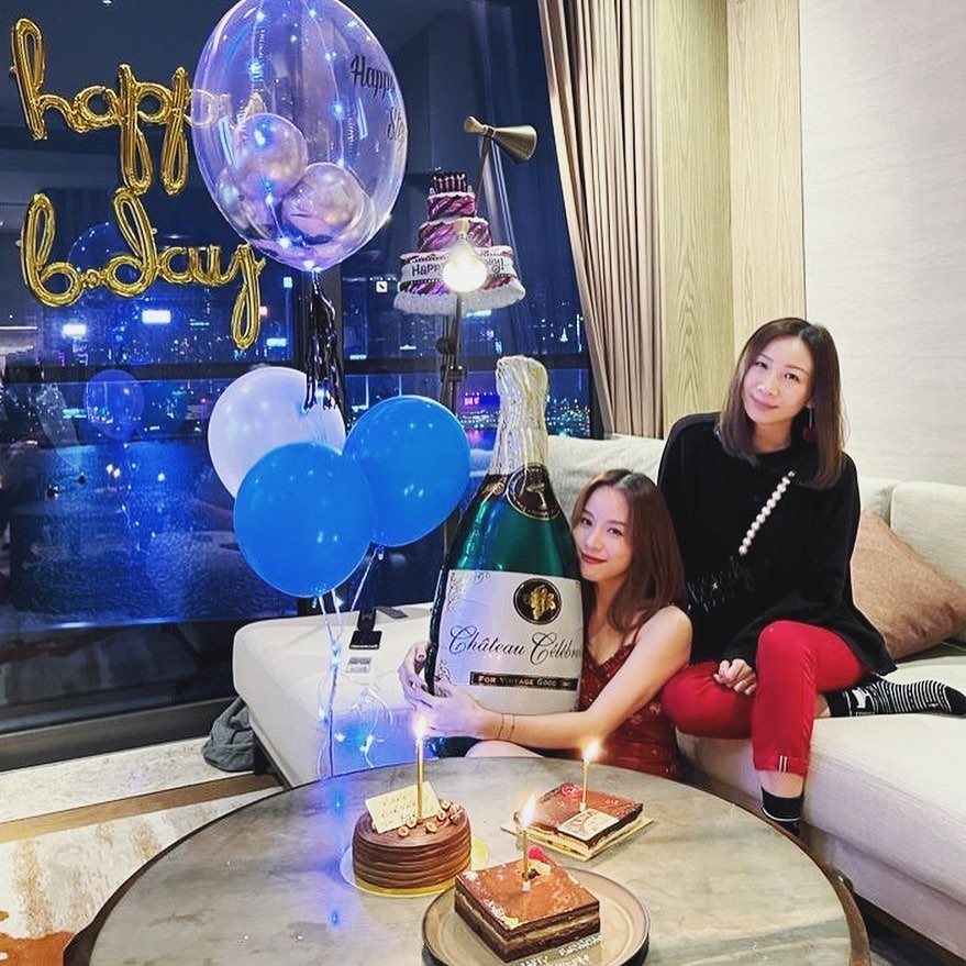 Stephy(左)今年生日在酒店過,而且搵好友區文詩陪伴。