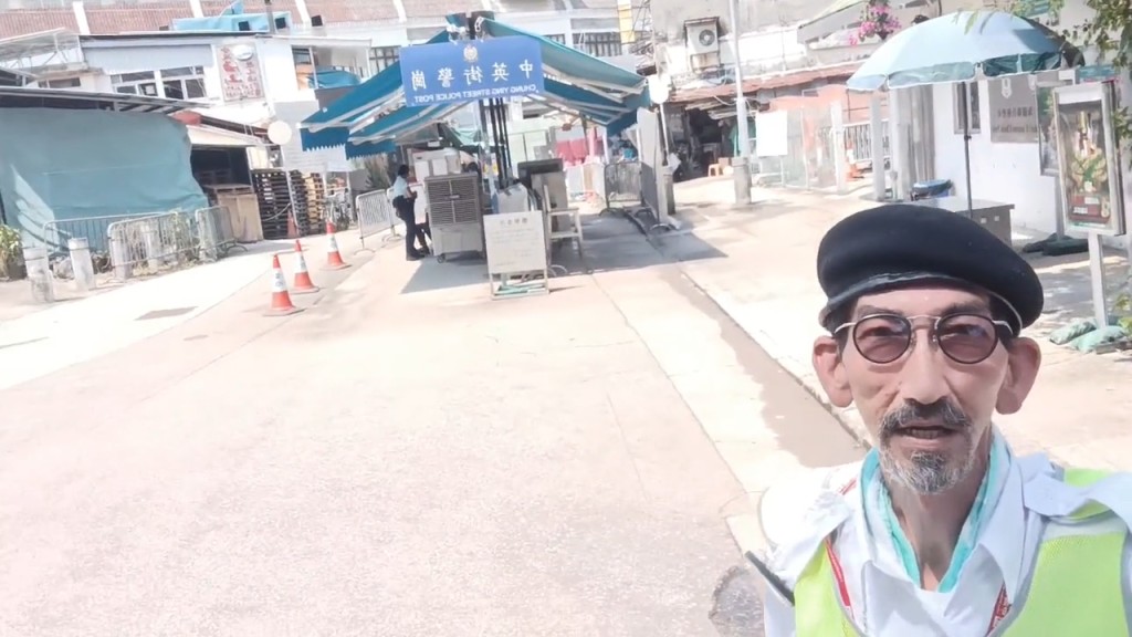 他展示现在沙头角中英街的情况，指自己代表香港卫生署检查体温等。