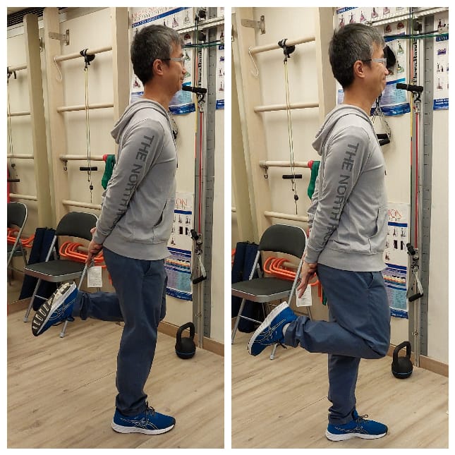 單腳提腿： 1.站穩後，單腳向後提起小腿至圖示的位置。 2.雙手垂下放背後，期間留意身體平衡，左右腳輪流做，重複以上動作。