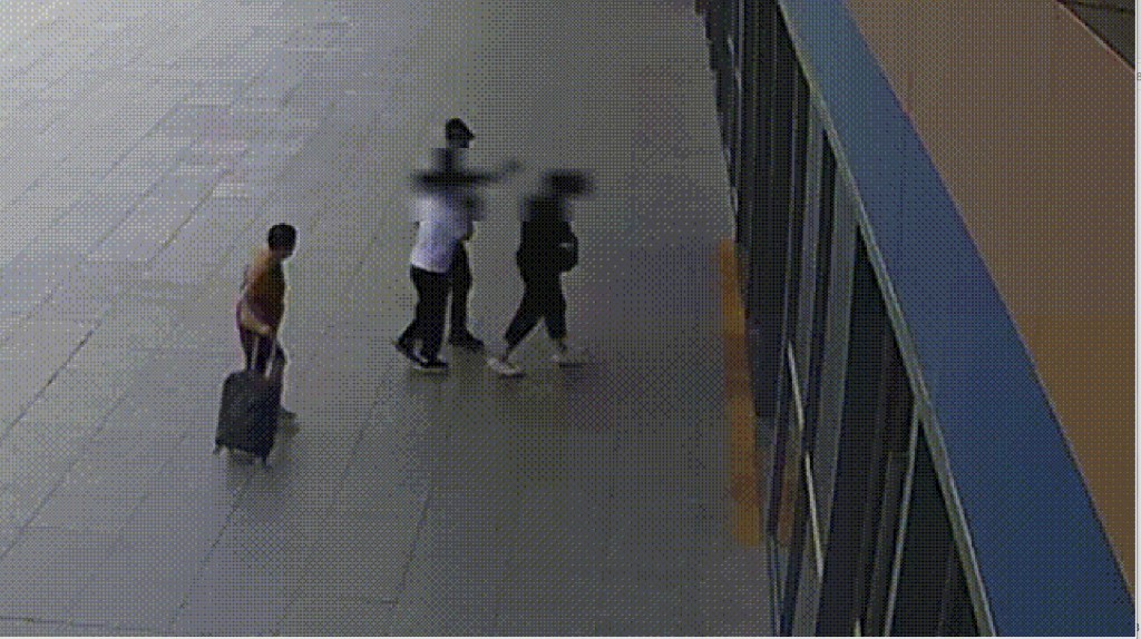 东莞警鸣笛开路 ，护送慈母赶高铁，见儿子最后一面。