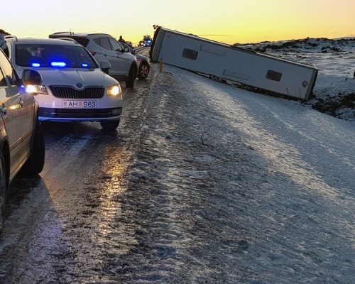 中國旅行團冰島遇車禍,1死12傷。AP