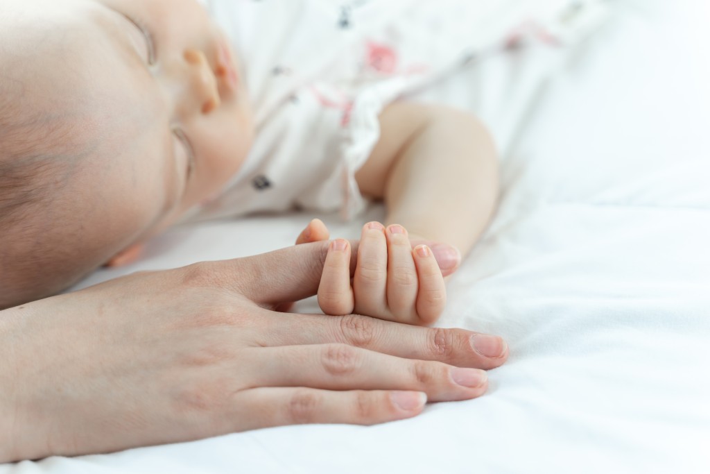 如何知道寶寶是否太熱或太冷，摸一下胸、肚、背、手心、 手背等位置，溫暖便可。