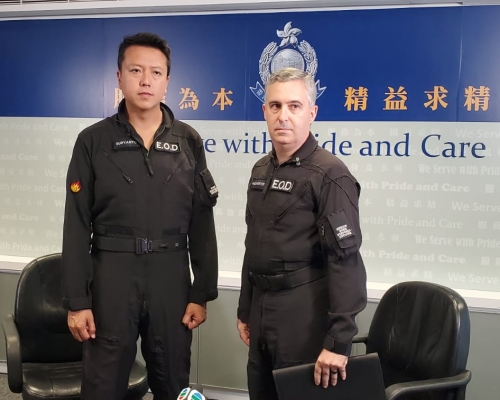 爆炸品處理課警司李展超、高級警司馬偉德會見傳媒。