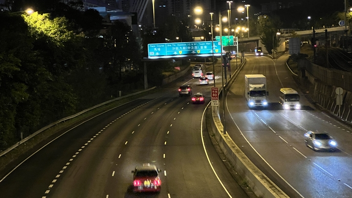 運輸署於早上06時07分宣佈，吐露港公路往九龍方向近沙田馬場的快線及中線已解封。李家傑攝