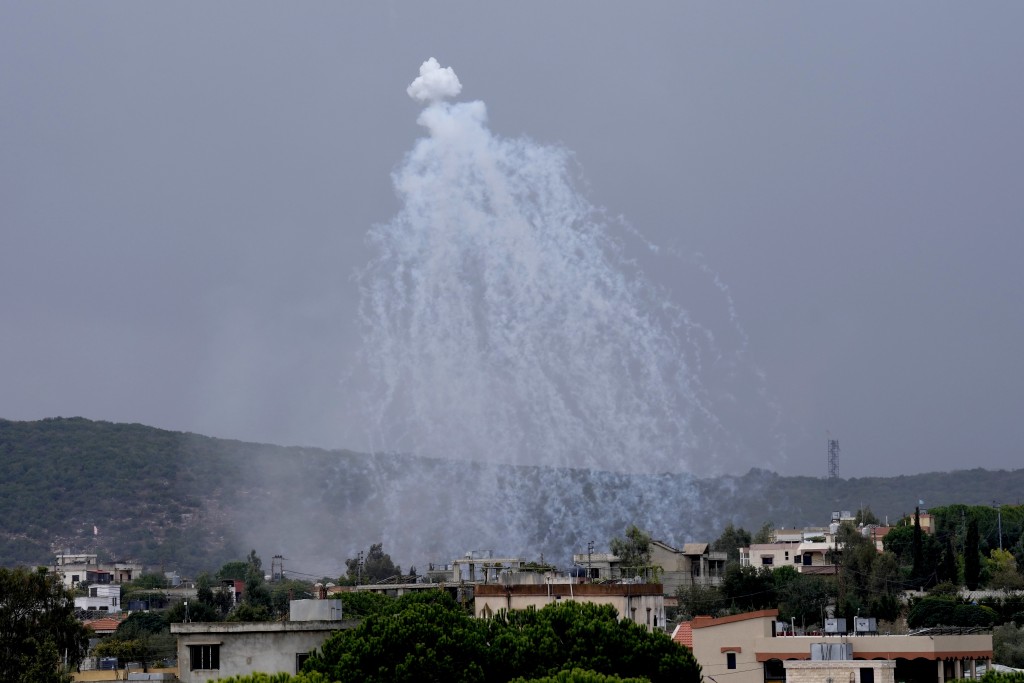 以军炮弹在黎巴嫩边境村庄上空爆炸。美联社