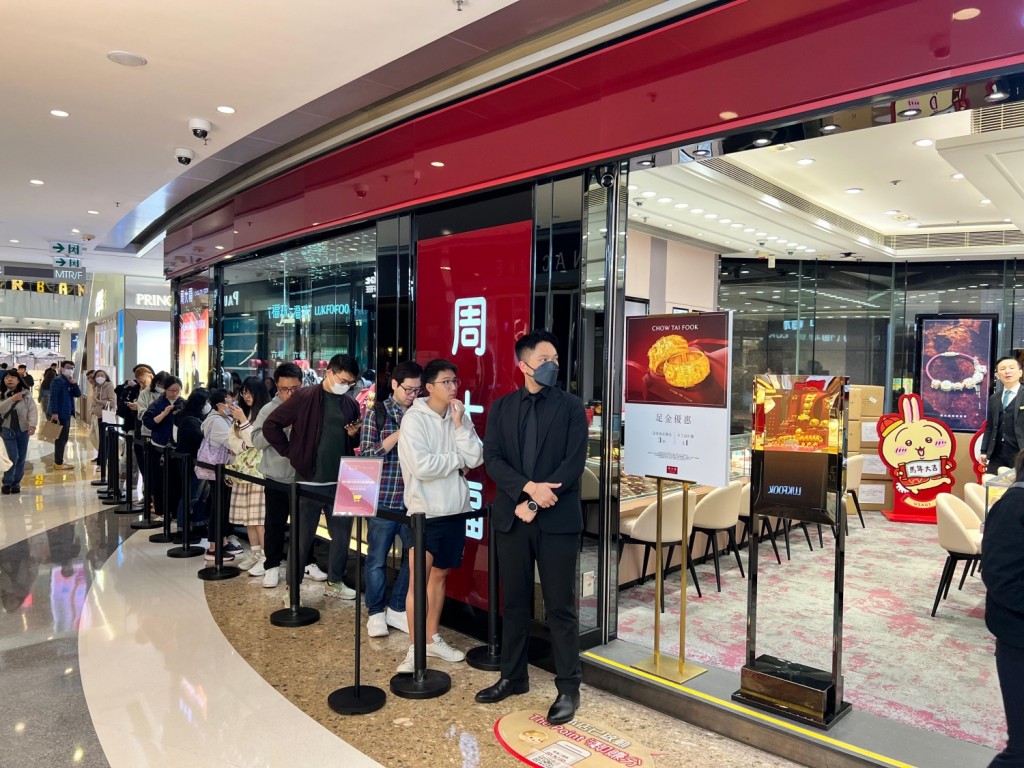 旺角新世纪广场分店门外同样大排长龙。