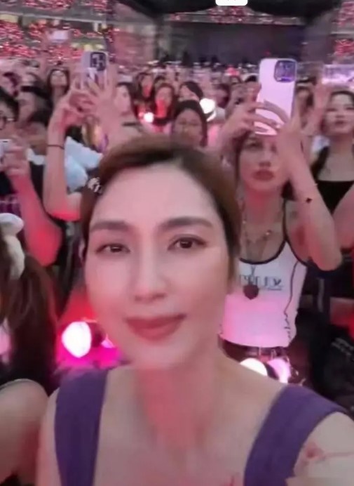 洪欣和女兒飛到韓國欣賞BLACKPINK演唱會。 洪欣和女兒飛到韓國欣賞BLACKPINK演唱會。