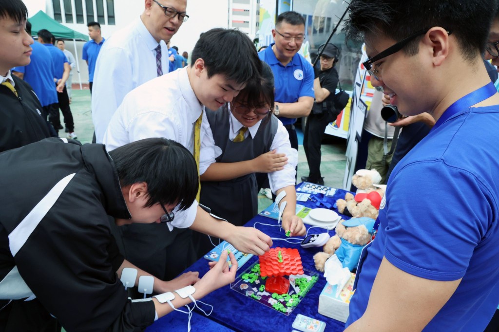 同学游玩禁毒领袖学院历届学员设计的禁毒游戏。 同学游玩禁毒领袖学院历届学员设计的禁毒游戏。