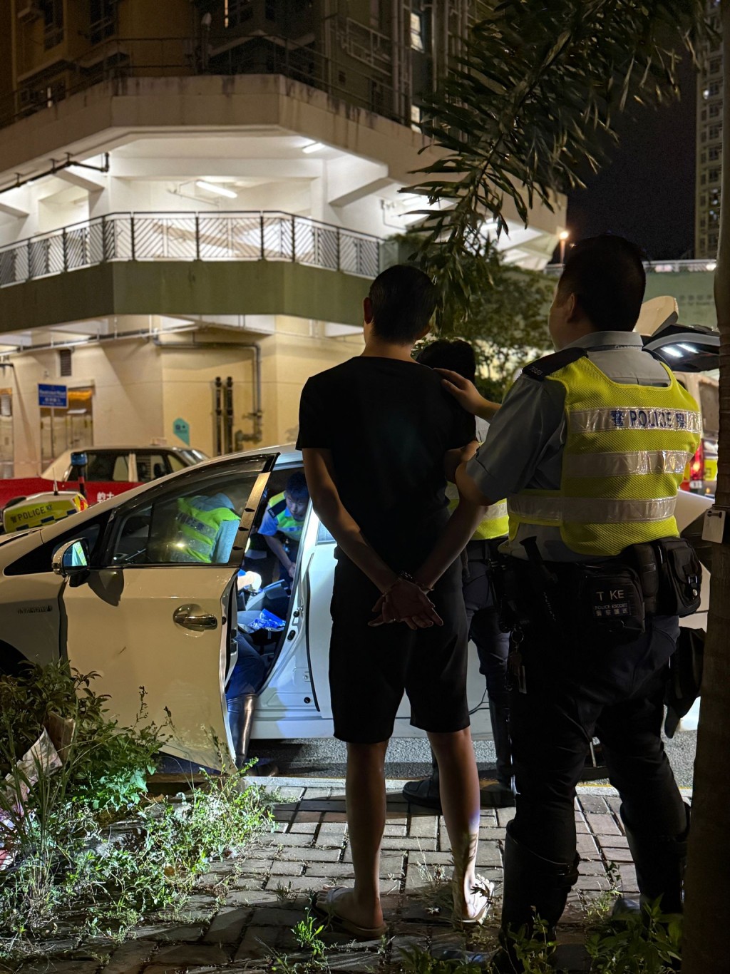 秀茂坪私家車形迹可疑遇查 27歲男司機涉販毒等三罪被捕。警方圖片
