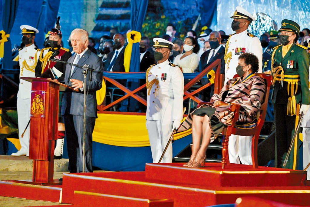 查理斯周二出席巴巴多斯總統梅森（右）的就職禮。　