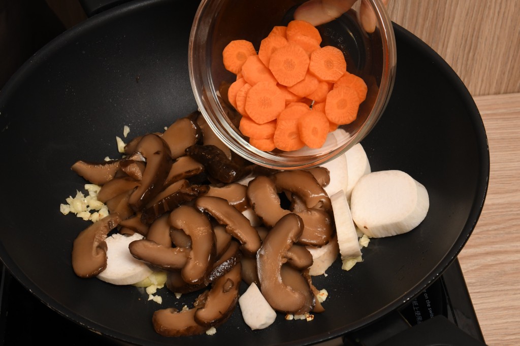 Step 7: 加入冬菇、杏鮑菇及甘筍， 炒至稍為軟身。Add the shiitake mushroom, king oyster mushroom and carrot, stir-fry them until slightly soft.