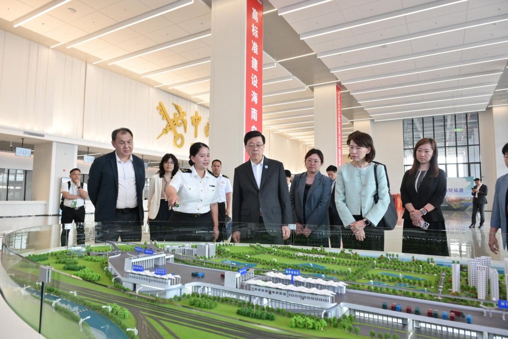 李家超（右四）考察南港「二線口岸」集中查驗場。政府新聞處