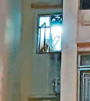 ■擲物狂疑知道有人拍攝，故用報紙蒙面。  
