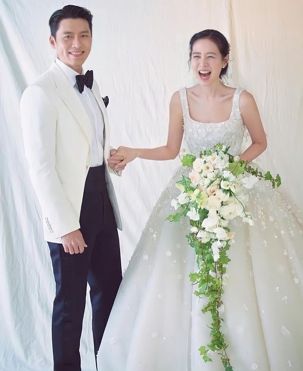 韩星孙艺珍与玄彬结婚时亦选穿Elie Saab的婚纱。（IG@yehinhand）