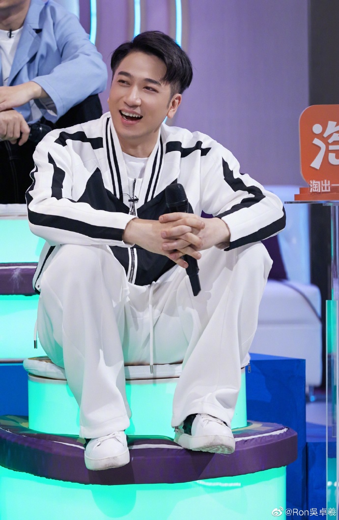 吴卓羲早年于微博“蒲头”宣传节目《你好星期六》。