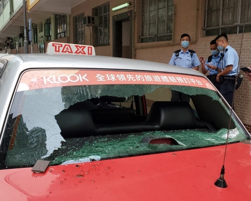 階磚墮下擊毁的士車尾玻璃。林思明攝