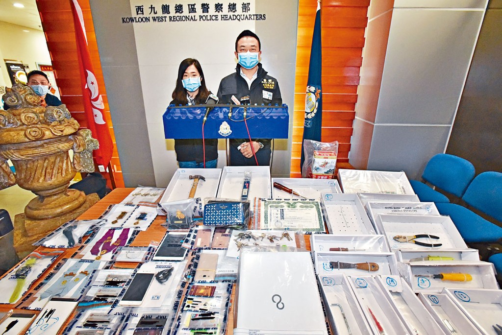西九重案組總督察陳啟澤（右）講述破案經過。
