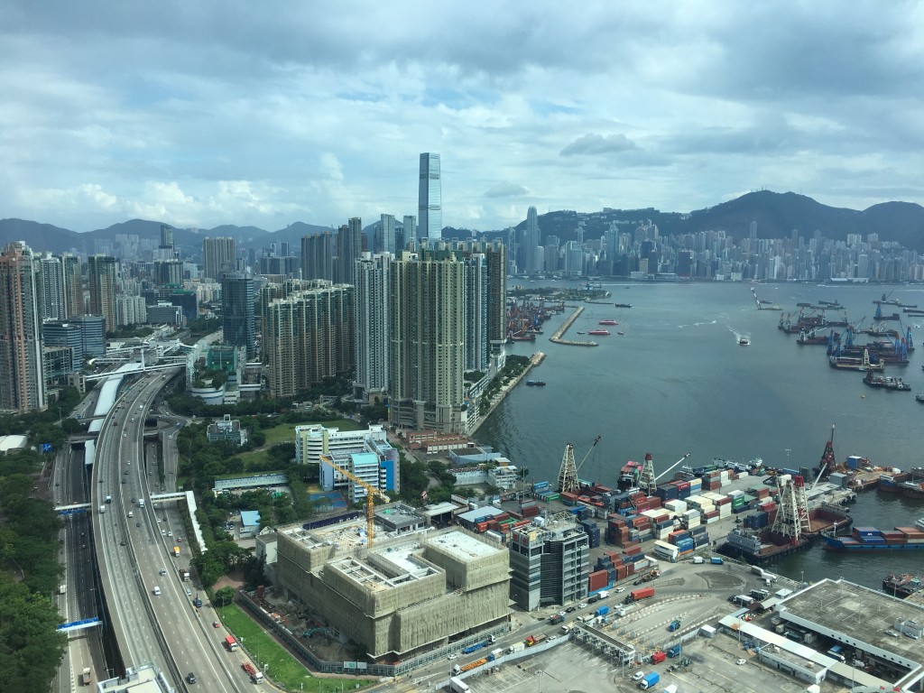 有奧運居民向《星島頭條》反映，受到附近球場發出匹克球「噪音」轟炸，導致無法放鬆，長期精神緊繃煩躁，更萌生賣樓念頭。