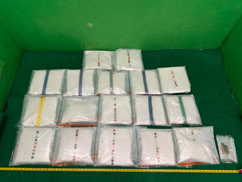 從23歲旅客檢獲的懷疑氯胺酮及懷疑另類吸煙產品。政府新聞處圖片