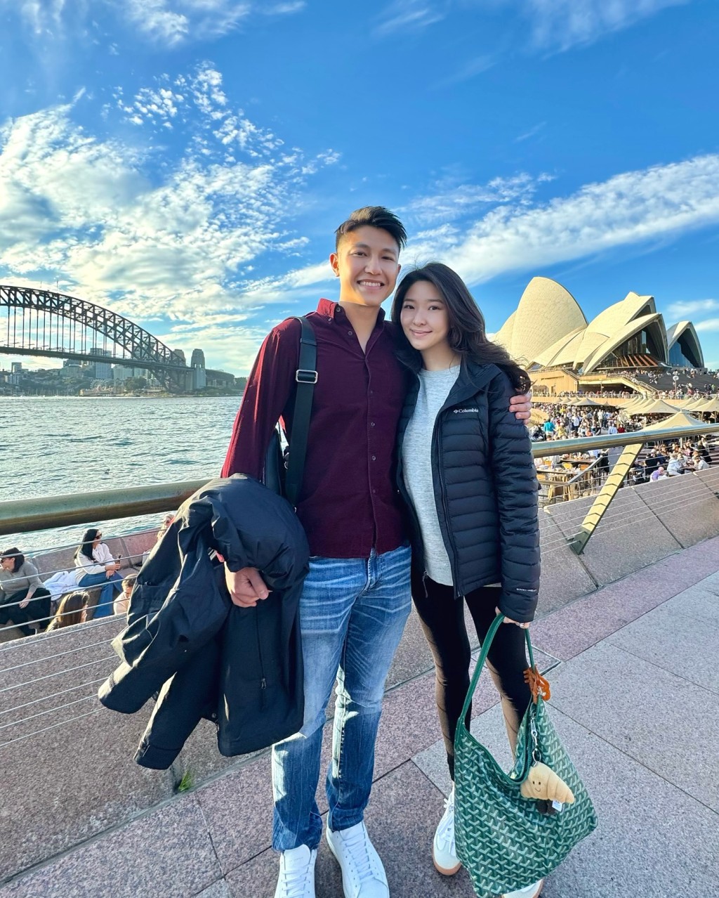 许绍雄的女儿和女婿在雪梨地标打卡。