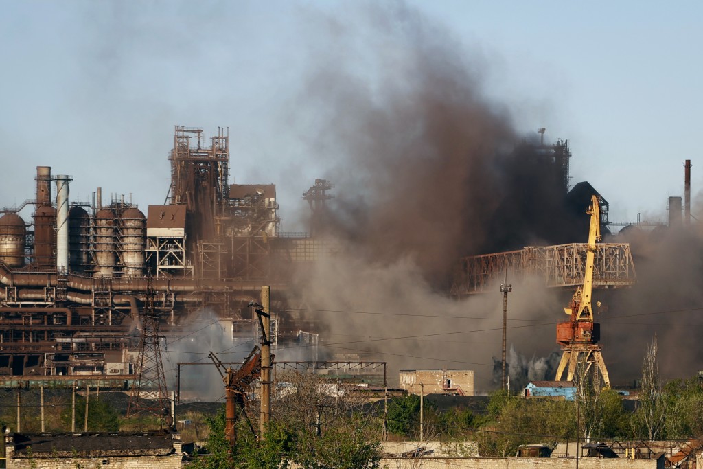 亞速鋼鐵廠繼續被轟炸。AP圖片