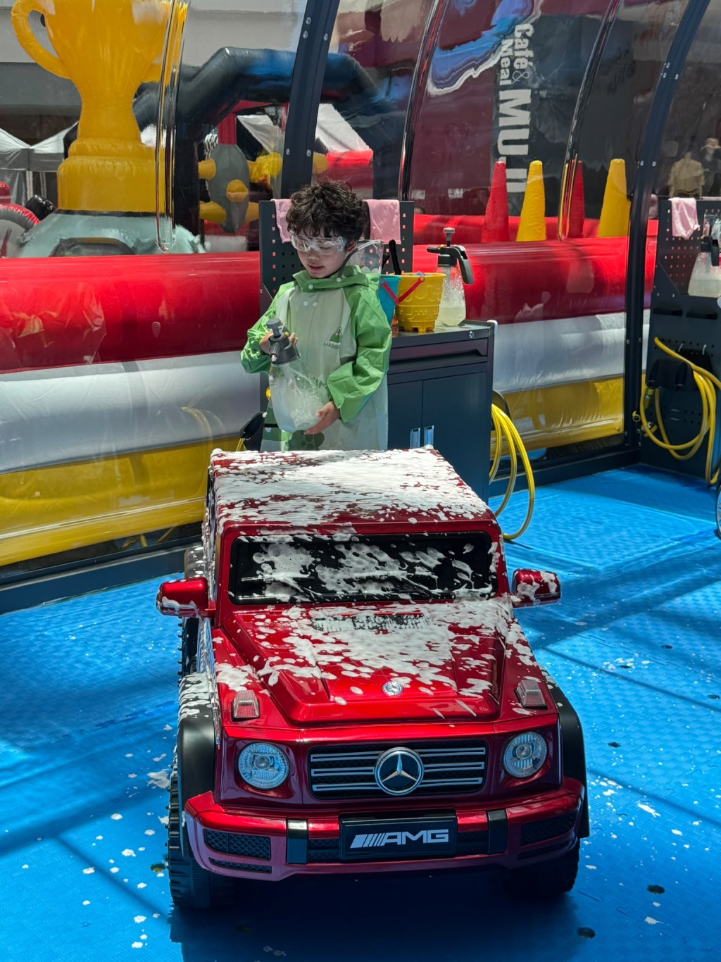 先為車車噴上兒童用安全泡沫。（圖片來源：《親子王》）