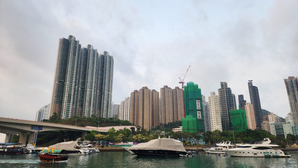 本港地區大致多雲，早上最低氣溫約25度。黎志偉攝