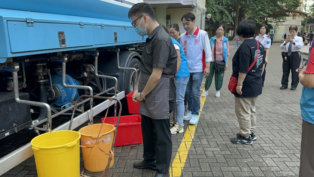 东涌居民排水攞水。