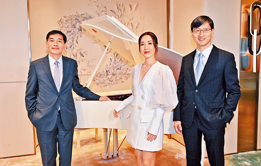 恒基韓家輝（右）表示，項目最快下周公布銷售安排。左為會德豐地產黃光耀、中為藝人李施嬅。