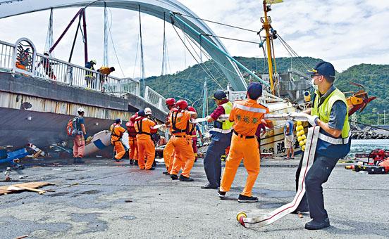 台灣南方澳跨港大橋造成五死一失聯，救援仍正進行。
