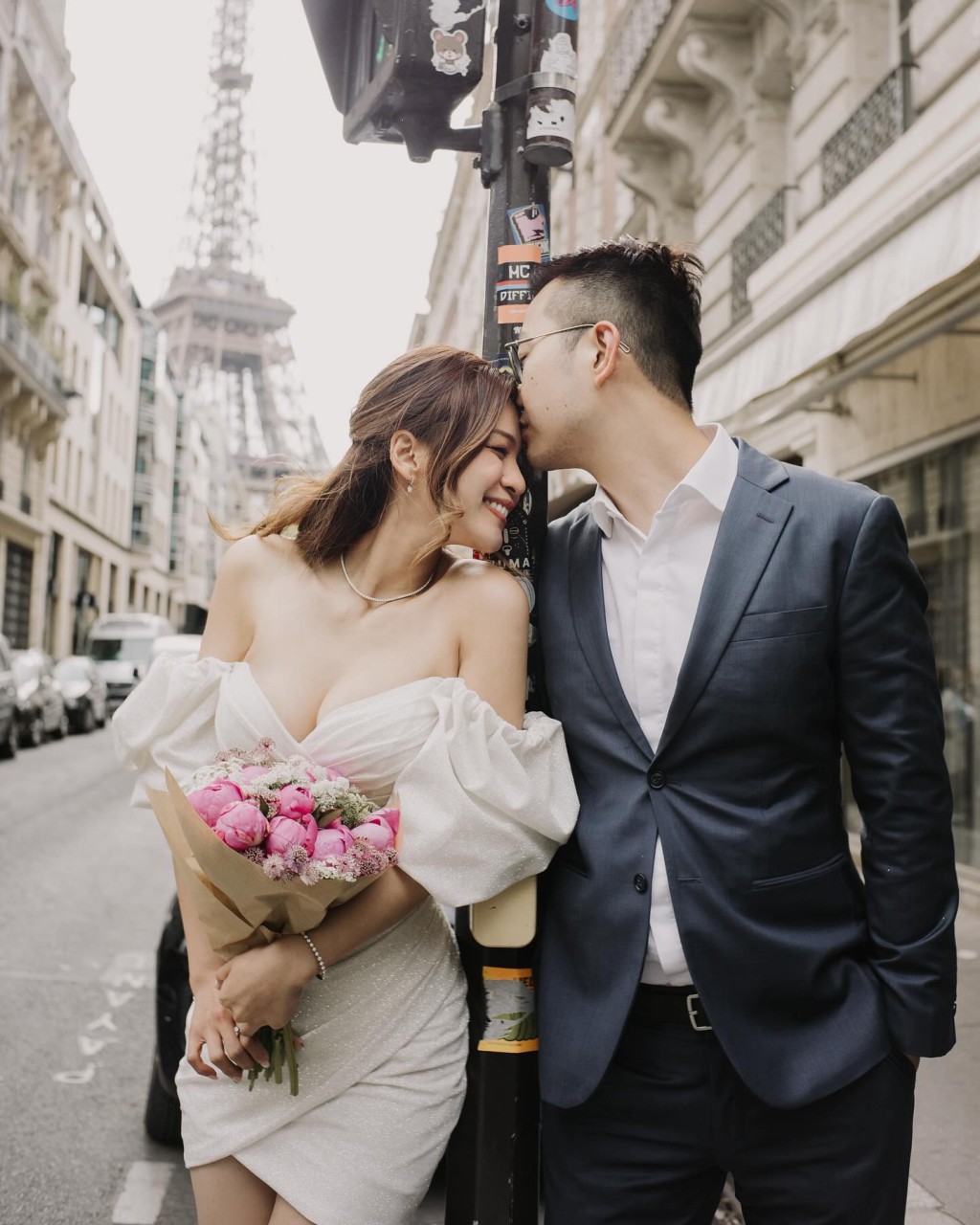 周佩婷與老公在巴黎影婚紗相。