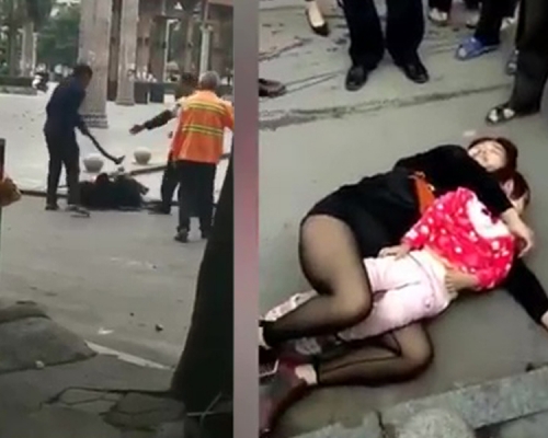 女子懷抱女兒被丈夫當街持棍毆打,女子一度被誤會將女兒當人肉盾。(網圖)