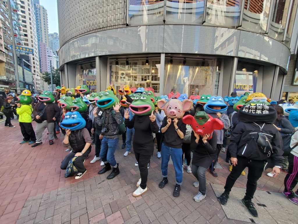 一批参与游行的人士,戴著PEPE及连登猪头套出席。