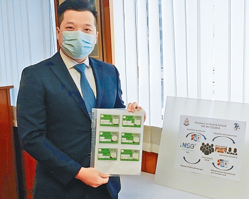 ■陳世章督察展示檢獲的電子食物儲值卡。