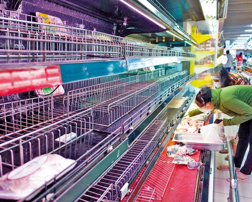 ■胡志明市居民恐慌搶購食品，這家超市的貨架空空如也。
