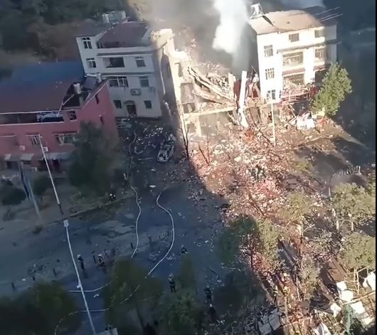 湖南有煙花店起火爆炸，現場尤如戰區。抖音＠大風新聞