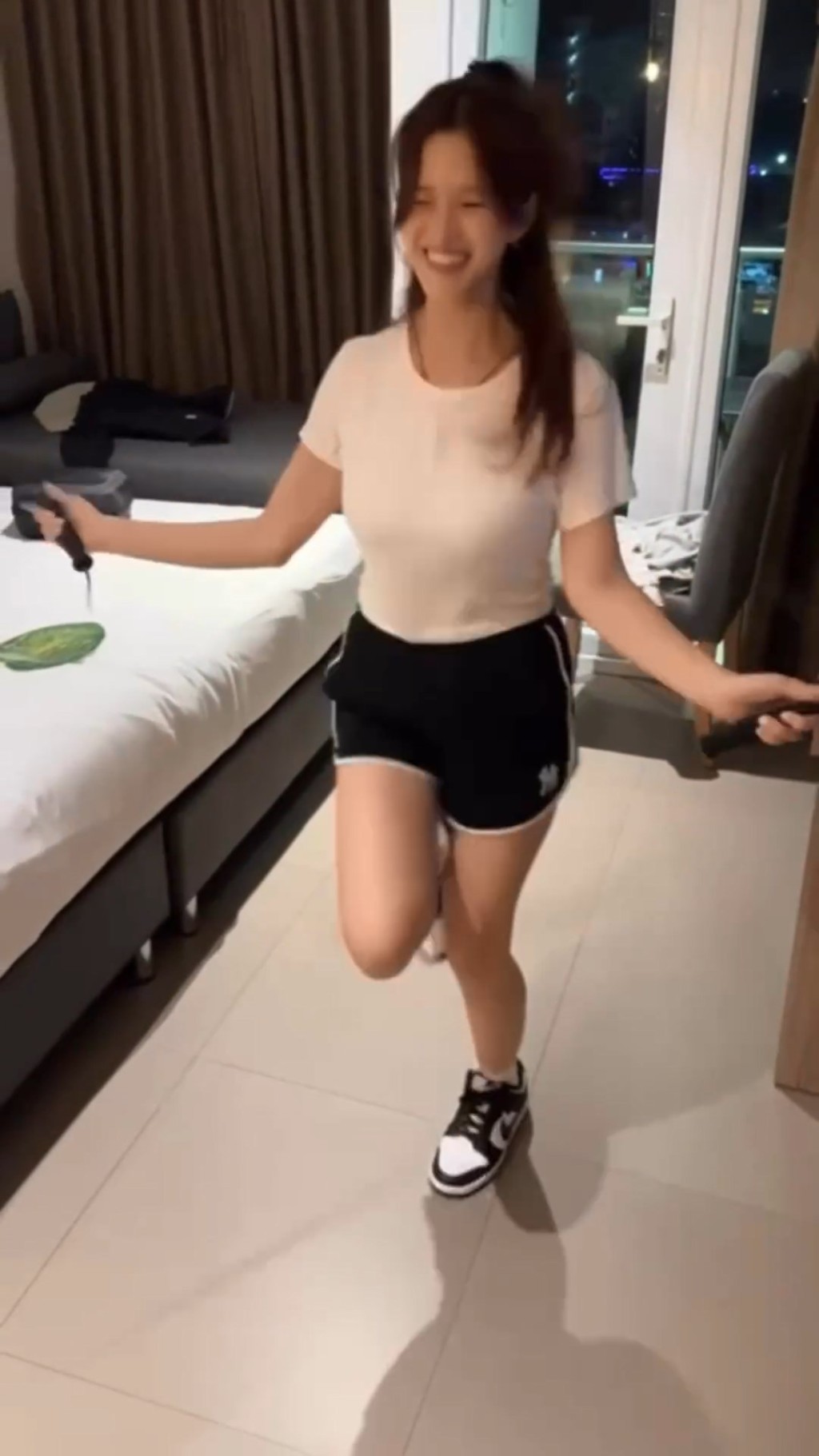 李蔓瑩在酒店跳繩。