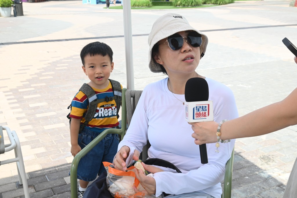 譚小姐因從「小紅書」看到推薦,遂趁假期帶小朋友到公園奔跑散步、到東灣泳灘戲水打卡。 譚小姐因從「小紅書」看到推薦,遂趁假期帶小朋友到公園奔跑散步、到東灣泳灘戲水打卡。