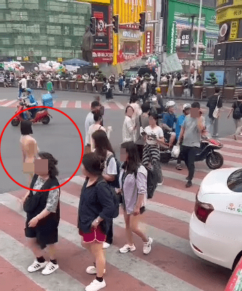 少女其後在熙來攘往的街上行走，網民實拍她過馬路一刻。