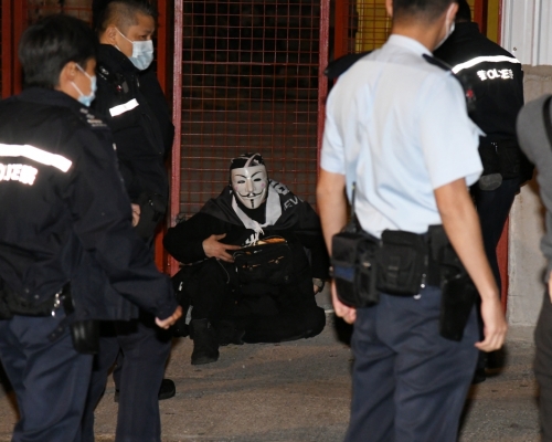 施景騫上周六凌晨在旺角戴上「V煞」面具及披著寫上「光復香港 時代革命」字句的披肩，被警方拘捕。資料圖片