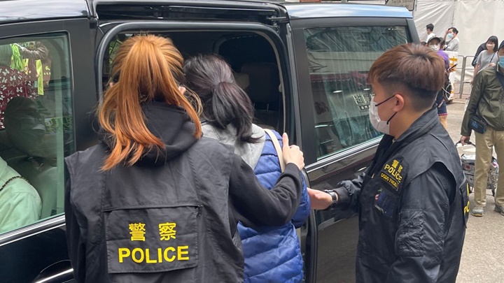 警方在荃灣搗破一個違規經營的按摩院。