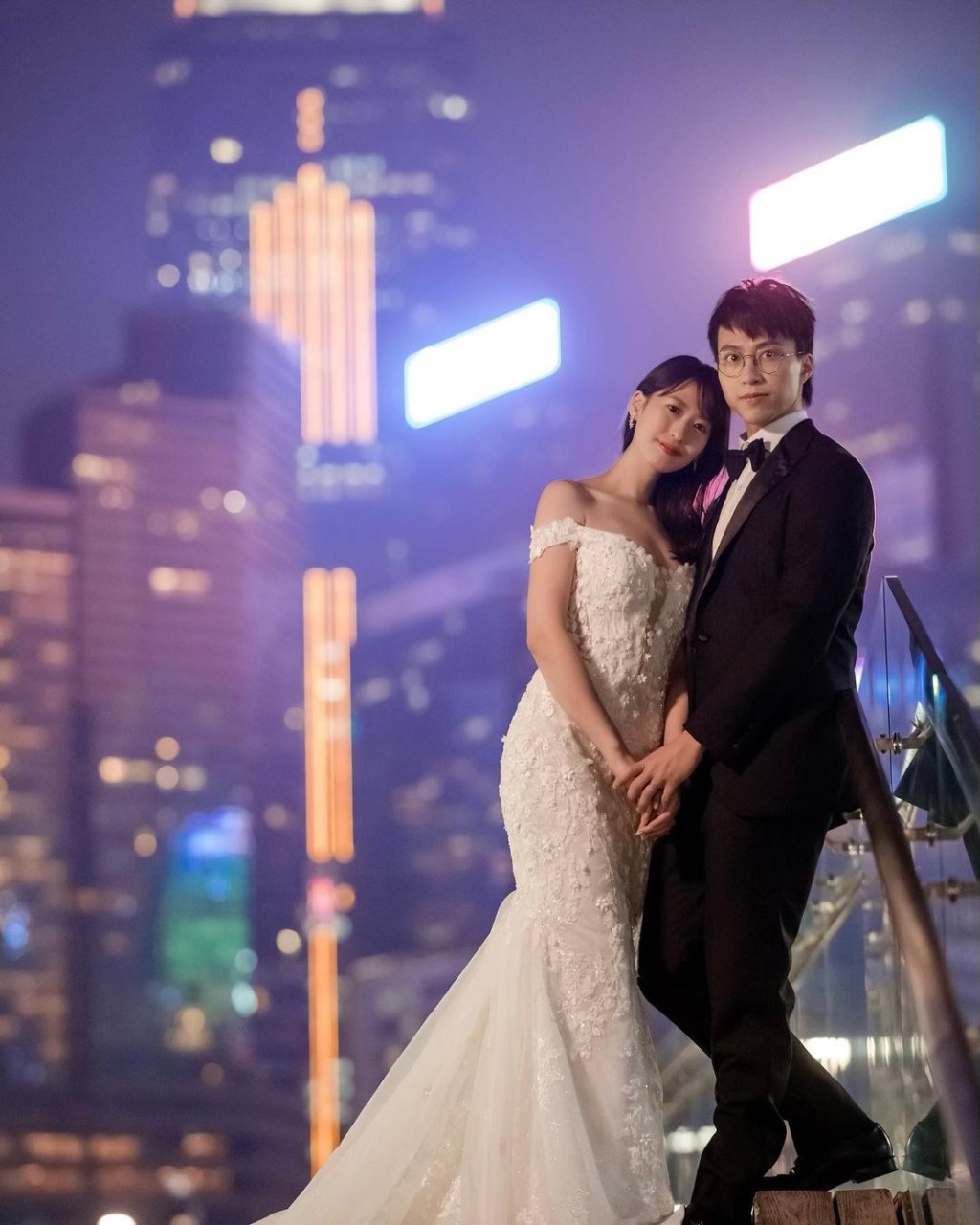 吳業坤與濱口愛子的婚紗相，好有香港特色。