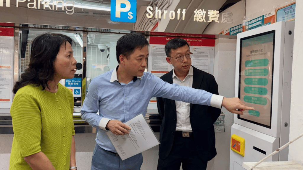停車場營運商已在全港大部份運輸署轄下的停車場安裝了自動識別車牌裝置和接受以不同類型電子支付工具繳費。 停車場營運商已在全港大部份運輸署轄下的停車場安裝了自動識別車牌裝置和接受以不同類型電子支付工具繳費。