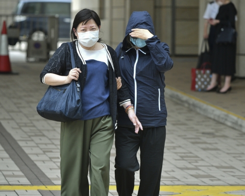 死者母親江月梅(右)。資料圖片