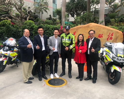 葛珮帆（紅衣）形容深圳市交警的裝備是香港升級版。