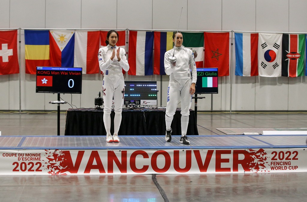 江旻憓(左)在温哥华站决赛不敌意大利剑手茱莉亚摘银。 国际剑联图片