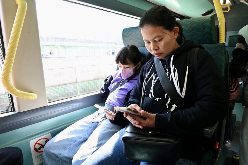 有部份市民開始自動自覺扣上安全帶。劉駿軒攝