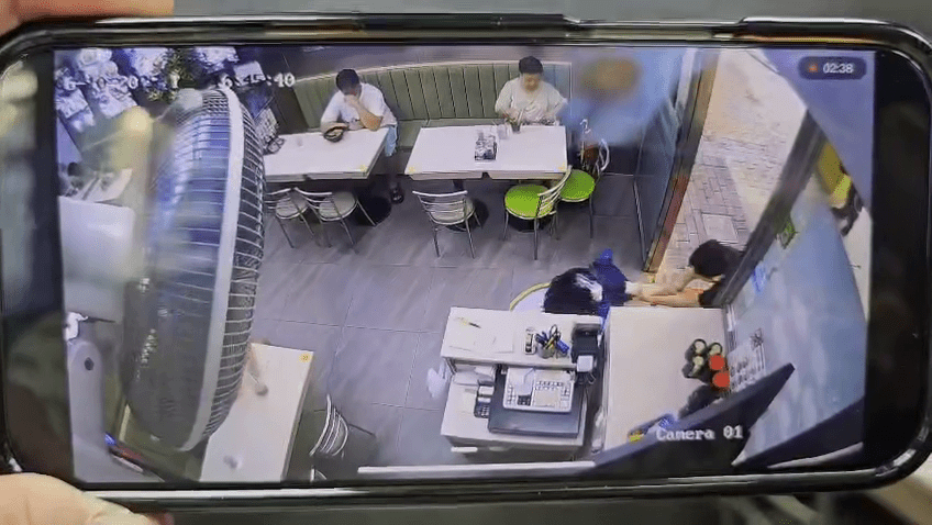 兩名旁觀食客無動於衷。店家閉路電視片段 兩名旁觀食客無動於衷。店家閉路電視片段